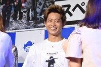 観客を見送る黒木啓司。