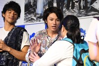 ハイタッチで観客を見送る山田裕貴。