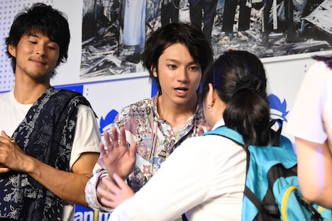 ハイタッチで観客を見送る山田裕貴。