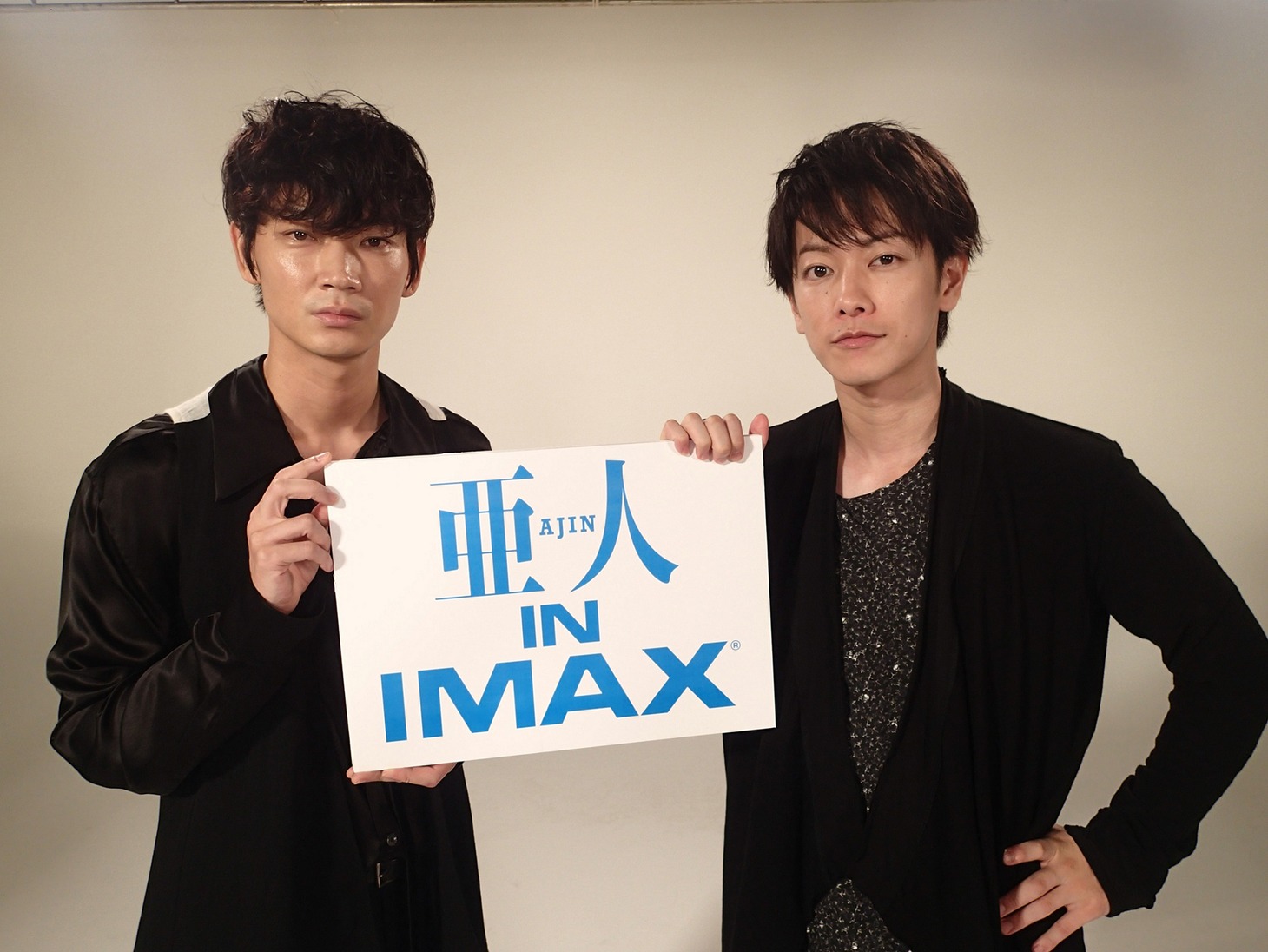 左から綾野剛、佐藤健。