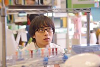 映画「アヤメくんののんびり肉食日誌」より。
