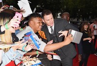 ファンと写真撮影をするチャニング・テイタム。