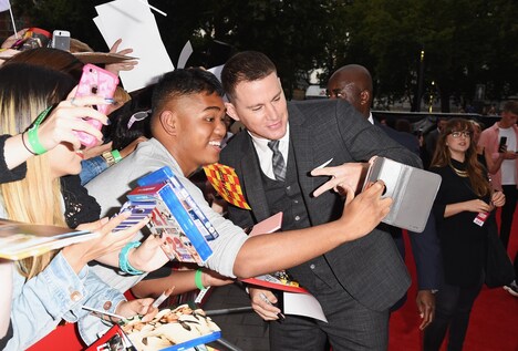 ファンと写真撮影をするチャニング・テイタム。