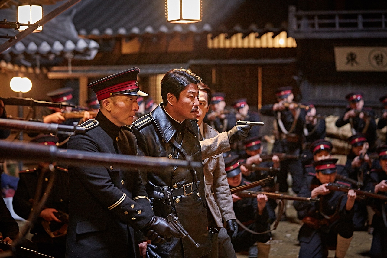 ソン・ガンホ主演「密偵」の公開日決定、イ・ビョンホンら写る新写真到着