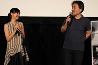 左から恒松祐里、黒沢清。