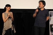 左から恒松祐里、黒沢清。