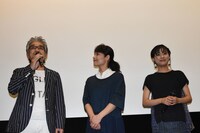 左から下條アトム、富田靖子、芳根京子。