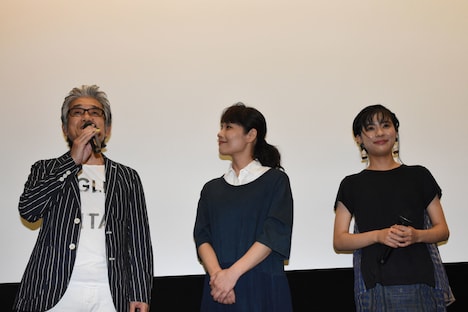 左から下條アトム、富田靖子、芳根京子。