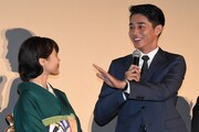 左から有村架純、東出昌大。