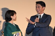 左から有村架純、東出昌大。