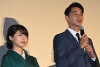 左から有村架純、東出昌大。