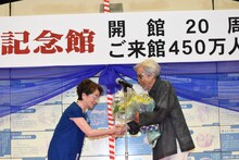 倍賞千恵子（左）が山田洋次（右）に花束を贈呈する様子。