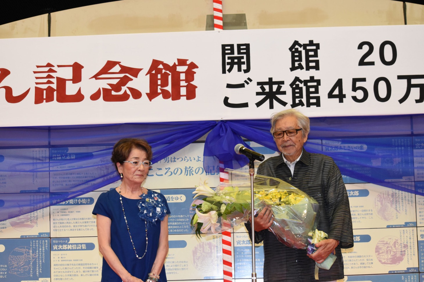 倍賞千恵子（左）から花束を受け取った山田洋次（右）。