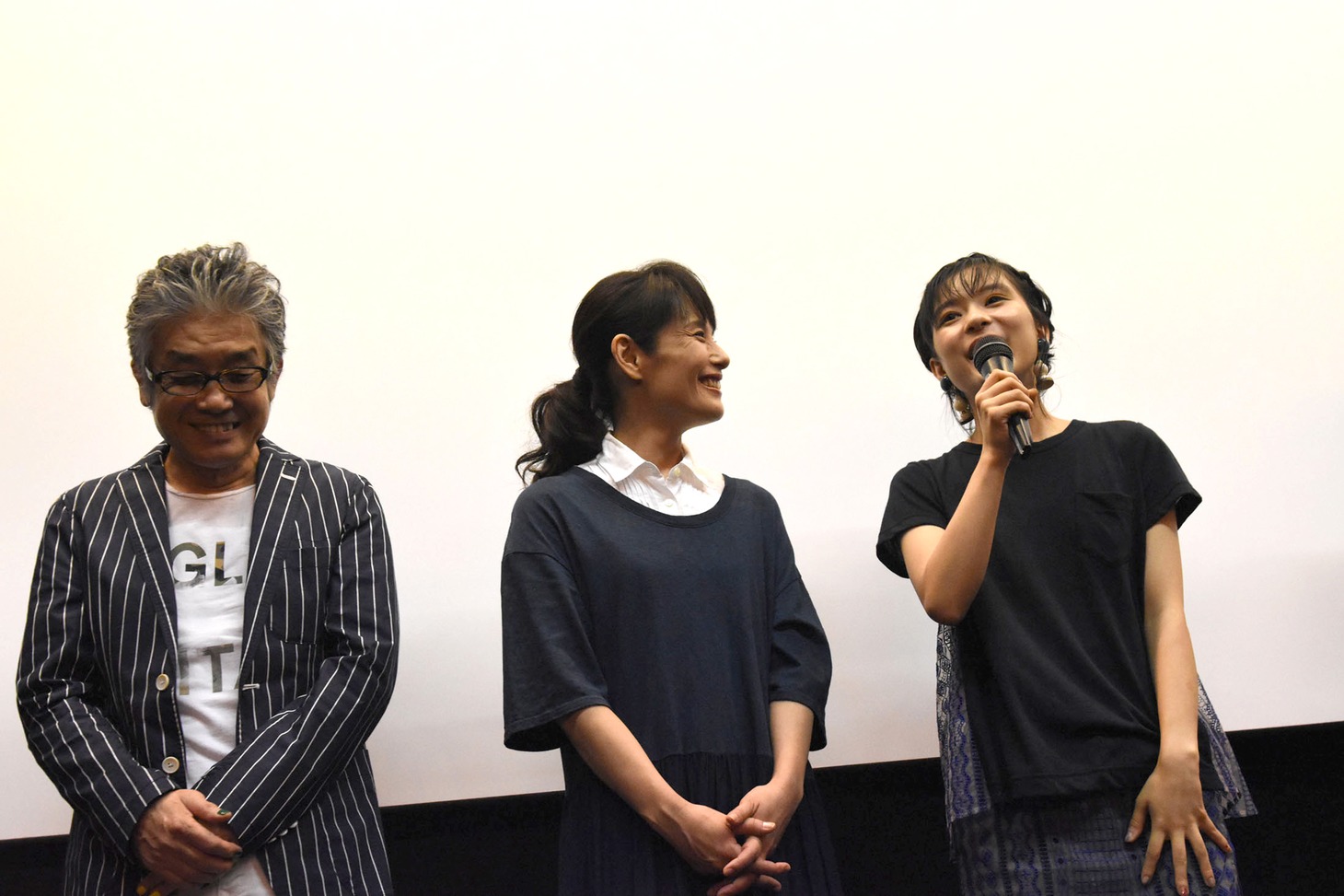 左から下條アトム、富田靖子、芳根京子。
