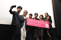 自撮りする登壇者たち。