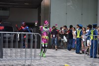 ハイタッチパレードに登場した仮面ライダーエグゼイド（手前）と仮面ライダービルド（奥）。