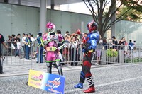 左から仮面ライダーエグゼイド、仮面ライダービルド。