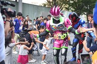 ハイタッチパレードに参加する仮面ライダーエグゼイド（手前）と仮面ライダービルド（奥）。