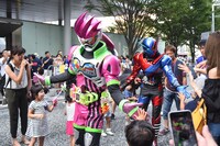 ハイタッチパレードに参加する仮面ライダーエグゼイド（手前）と仮面ライダービルド（奥）。