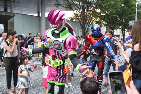 ハイタッチパレードに参加する仮面ライダーエグゼイド（手前）と仮面ライダービルド（奥）。