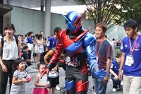 ハイタッチパレードに参加する仮面ライダービルド。