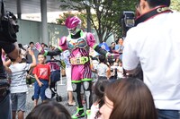 ハイタッチパレードに参加する仮面ライダーエグゼイド。