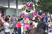 ハイタッチパレードに参加する仮面ライダーエグゼイド（手前）と仮面ライダービルド（奥）。