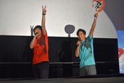 観客と一緒に「4DXも！」「レディースパーキング！」と叫ぶ寺島惇太（左）、五十嵐雅（右）。