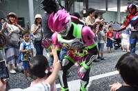 ハイタッチパレードに参加する仮面ライダーエグゼイド。