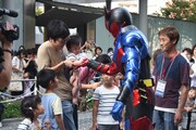 ハイタッチパレードに参加する仮面ライダービルド。