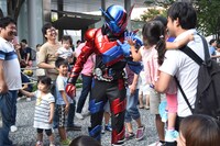 ハイタッチパレードに参加する仮面ライダービルド。
