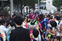 ハイタッチパレードに参加する仮面ライダーエグゼイド（手前）と仮面ライダービルド（奥）。