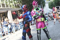 左から仮面ライダービルド、仮面ライダーエグゼイド。