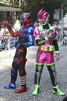 左から仮面ライダービルド、仮面ライダーエグゼイド。