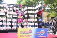 左から仮面ライダーエグゼイド、仮面ライダービルド。