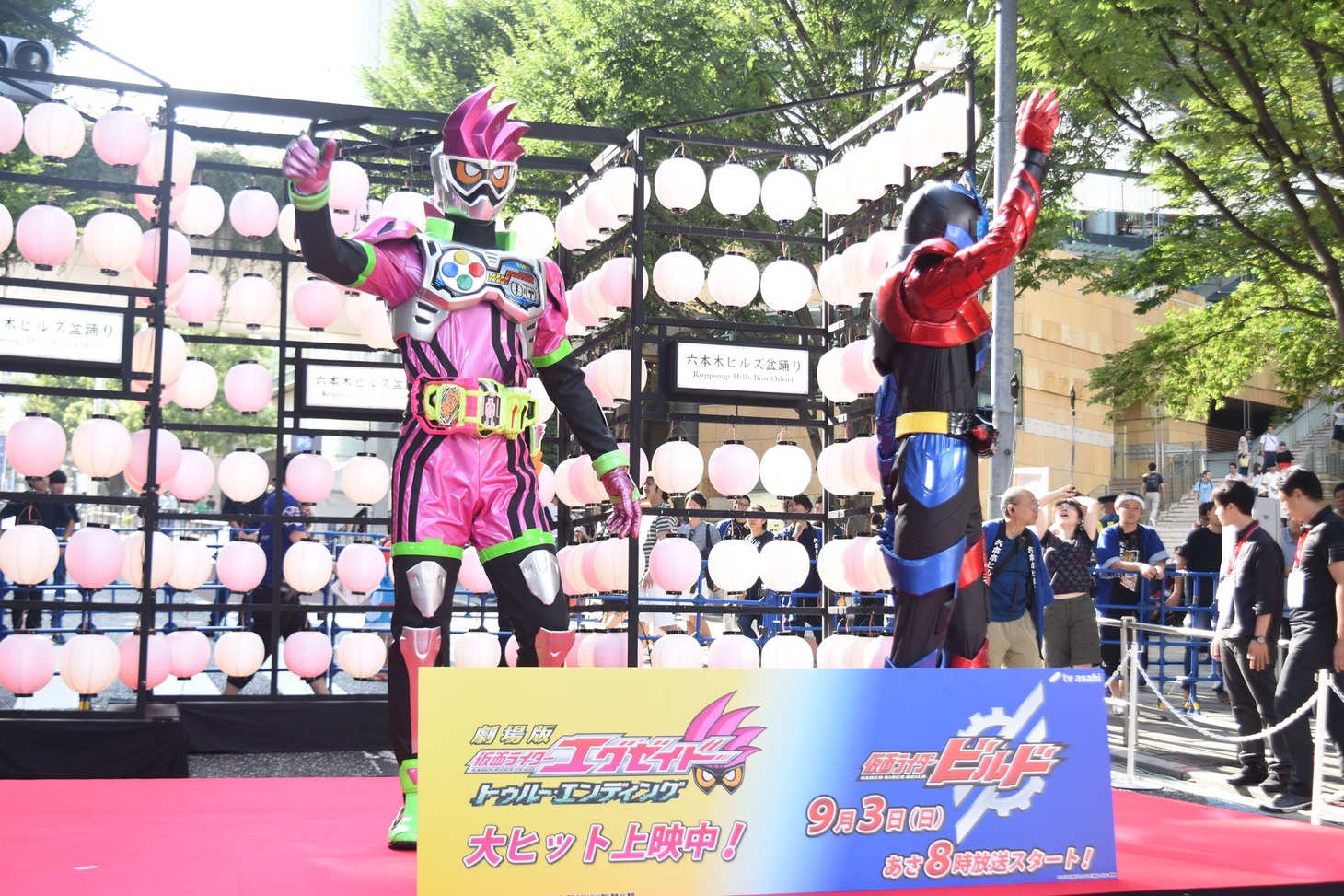左から仮面ライダーエグゼイド、仮面ライダービルド。