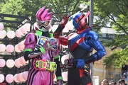 左から仮面ライダーエグゼイド、仮面ライダービルド。