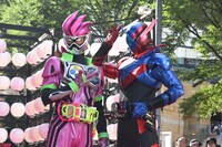 左から仮面ライダーエグゼイド、仮面ライダービルド。