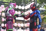 握手する仮面ライダーエグゼイド（左）と仮面ライダービルド（右）。