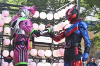握手する仮面ライダーエグゼイド（左）と仮面ライダービルド（右）。