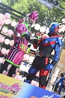 握手する仮面ライダーエグゼイド（左）と仮面ライダービルド（右）。