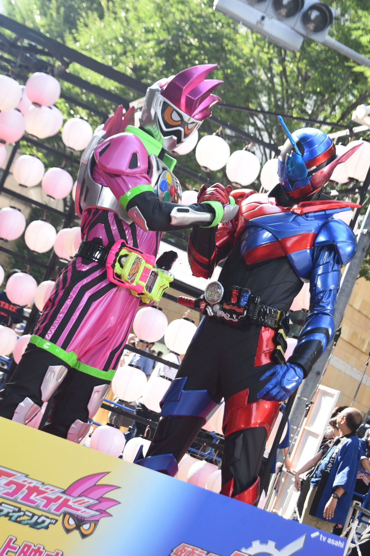 握手する仮面ライダーエグゼイド（左）と仮面ライダービルド（右）。