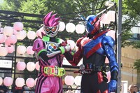 握手する仮面ライダーエグゼイド（左）と仮面ライダービルド（右）。