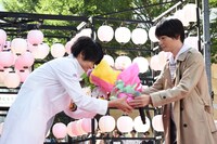 飯島寛騎（左）へ花束を贈呈する犬飼貴丈（右）。