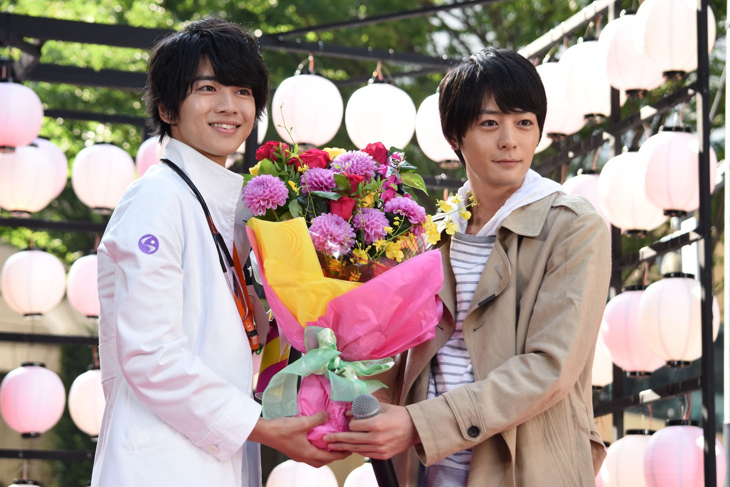 左から飯島寛騎、犬飼貴丈。