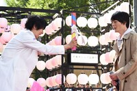 犬飼貴丈（右）へバトンを渡す飯島寛騎（左）。