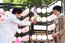 犬飼貴丈（右）へバトンを渡す飯島寛騎（左）。