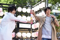 犬飼貴丈（右）へバトンを渡す飯島寛騎（左）。