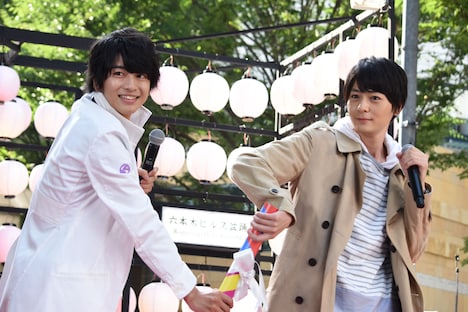 犬飼貴丈（右）へバトンを渡す飯島寛騎（左）。