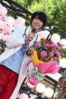 エグゼイドカラーの花束を受け取った飯島寛騎。